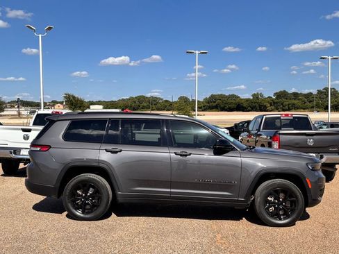 Used 2024 Jeep Grand Cherokee L Laredo AWD/4WD image 4