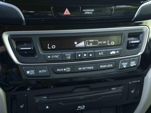 Used 2021 Honda Pilot Touring image 32