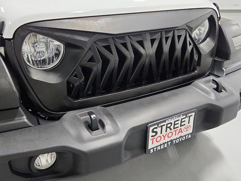 Used 2019 Jeep Wrangler Sport image 7