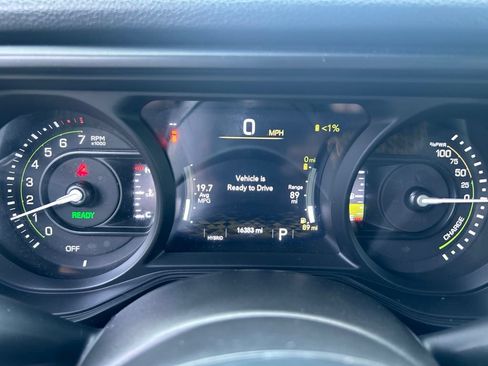 Used 2024 Jeep Wrangler Unlimited w/ Convenience Group AWD/4WD image 17
