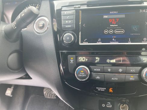 Used 2020 Nissan Rogue SV image 22