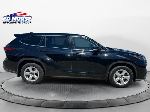 Used 2022 Toyota Highlander LE AWD/4WD image 6