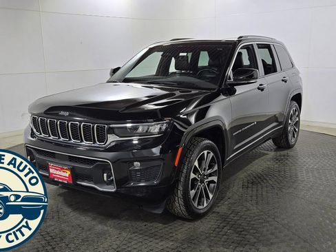 Used 2022 Jeep Grand Cherokee Overland w/ Luxury Tech Group IV AWD/4WD image 3