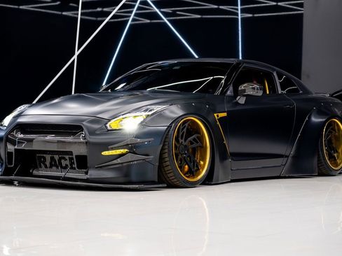 Used 2015 Nissan GT-R Black Edition image 3