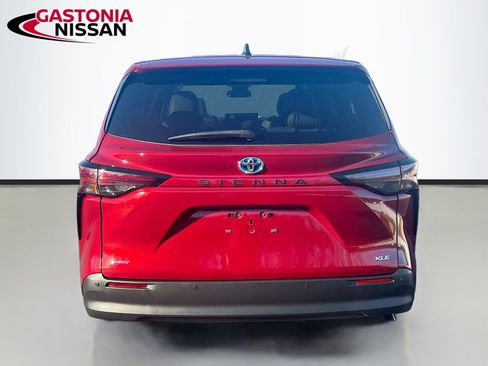 Used 2025 Toyota Sienna XLE image 7