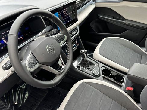 New 2026 Volkswagen Taos SE image 9