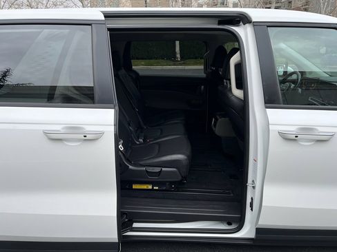 Used 2025 Kia Carnival image 29