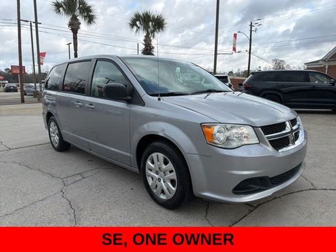 Used 2018 Dodge Grand Caravan SE w/ UConnect Hands-Free Group image 3