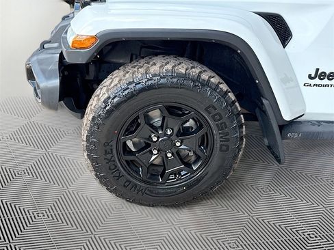 Used 2021 Jeep Gladiator Willys image 32