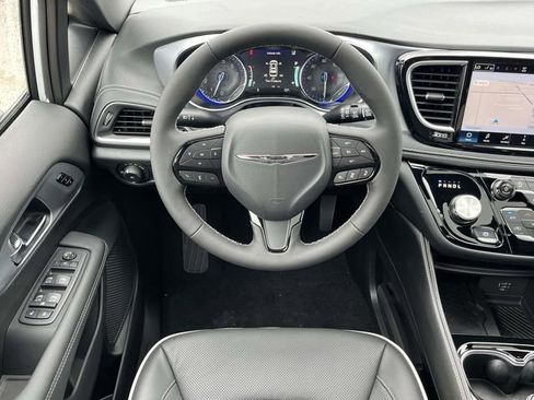New 2026 Chrysler Pacifica Limited image 15