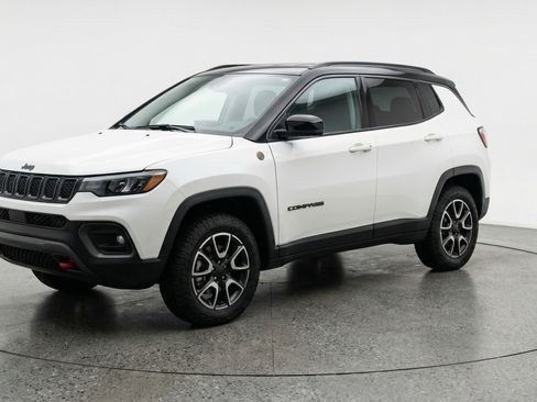 Used 2025 Jeep Compass Trailhawk image 3