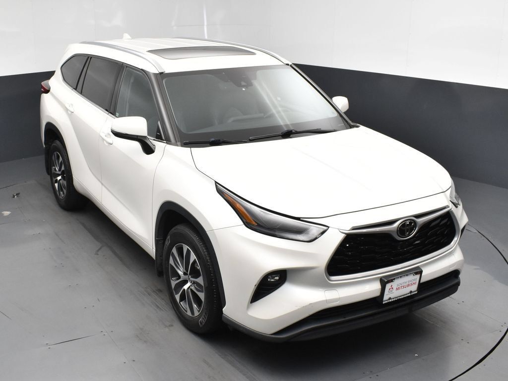 Used 2021 Toyota Highlander XLE AWD/4WD image 16