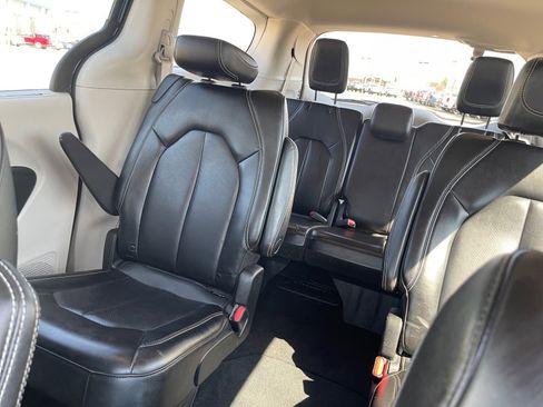 Used 2023 Chrysler Pacifica Touring-L image 18