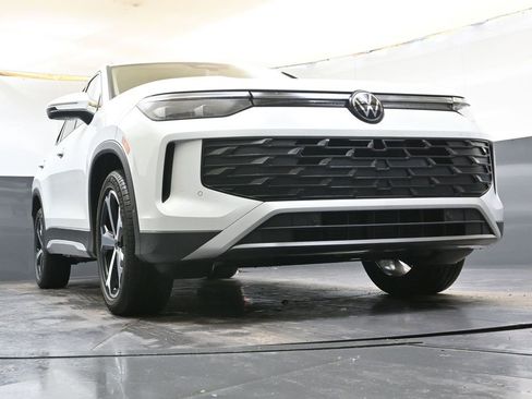 Used 2025 Volkswagen Tiguan SE w/ Panoramic Sunroof Package image 43