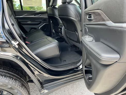 New 2025 Jeep Grand Cherokee Limited w/ Black Appearance Package image 28