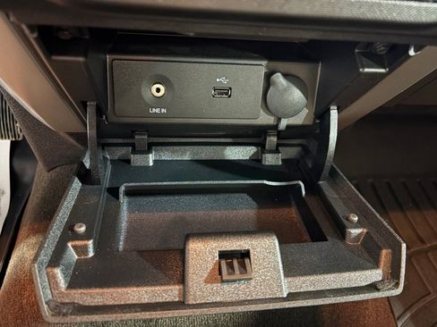 Used 2013 Ford F150 XLT w/ XLT Chrome Pkg image 13