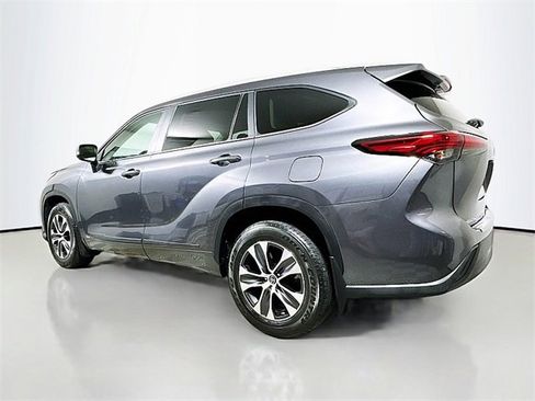 Used 2023 Toyota Highlander XLE image 5