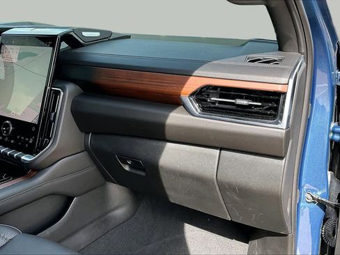 Used 2025 GMC Yukon XL Denali w/ Sun & Power Step Package AWD/4WD image 19