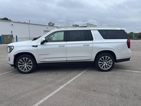 Used 2021 GMC Yukon XL Denali w/ Denali Premium Package AWD/4WD image 4