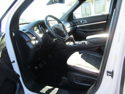 Used 2019 Ford Explorer XLT w/ Equipment Group 202A image 7