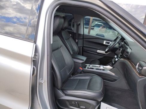 Used 2022 Ford Explorer Limited w/ Equipment Group 301A AWD/4WD image 18