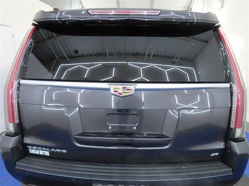 Used 2018 Cadillac Escalade ESV Platinum AWD/4WD image 11