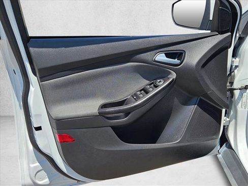 Used 2013 Ford Focus SE w/ SE Winter Pkg FWD image 10