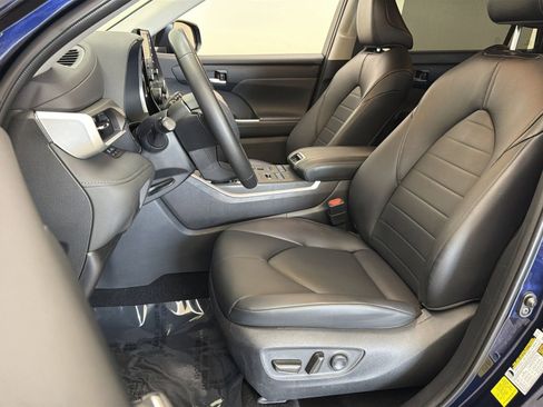 Used 2022 Toyota Highlander XLE AWD/4WD image 14