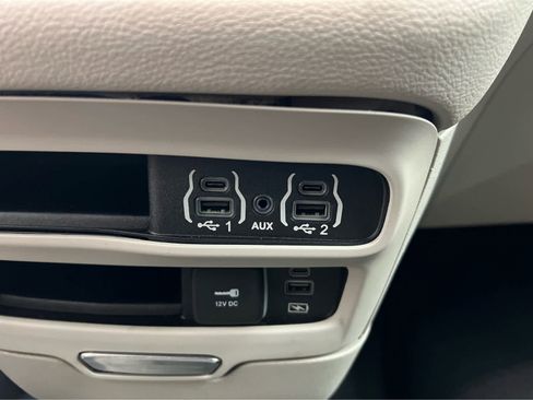 Used 2022 Chrysler Pacifica Touring-L image 36