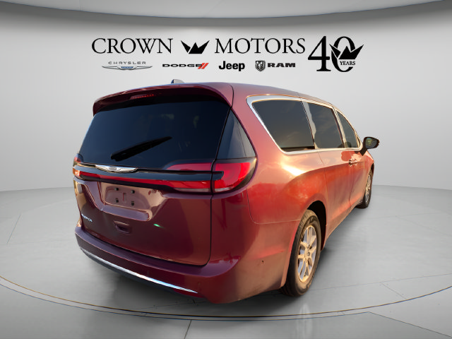 Used 2023 Chrysler Pacifica Touring-L FWD image 6