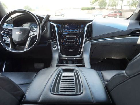 Used 2019 Cadillac Escalade Platinum image 38