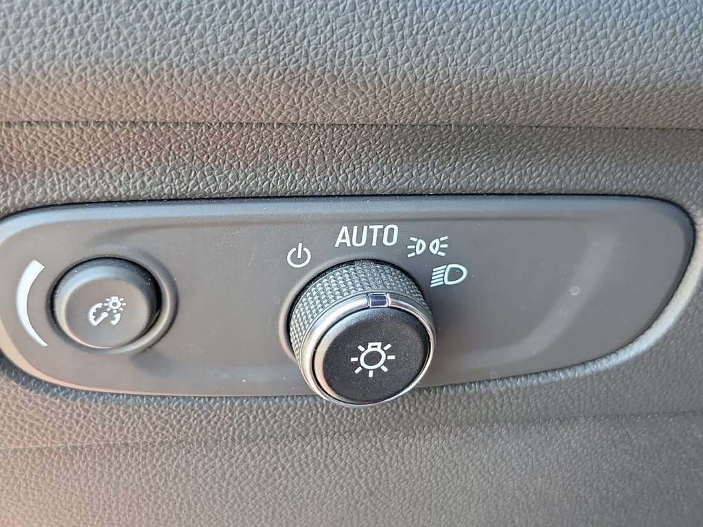 Used 2023 Buick Envision Essence FWD image 17