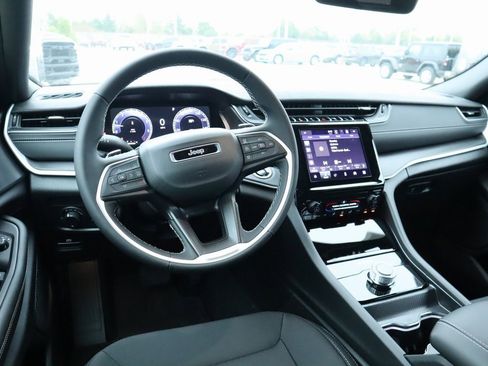 New 2025 Jeep Grand Cherokee Laredo image 2