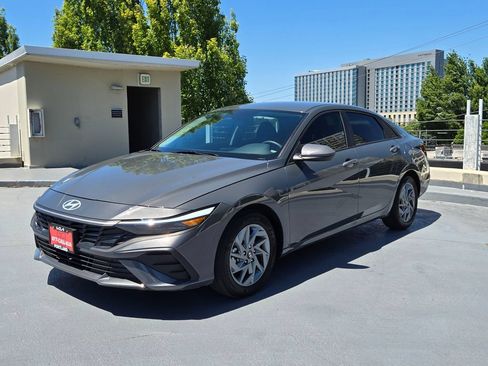 Used 2025 Hyundai Elantra Hybrid FWD image 7