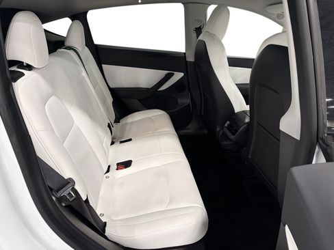 Certified 2021 Tesla Model Y Long Range AWD/4WD image 11