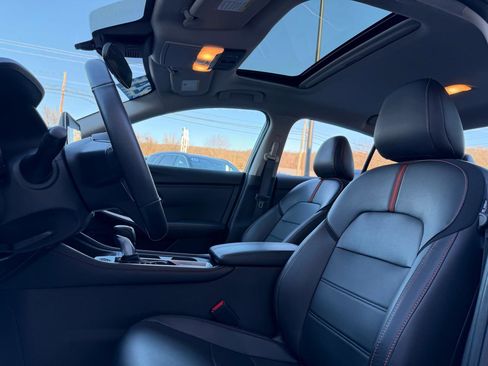 Used 2024 Nissan Sentra SR w/ SR Premium Package image 11