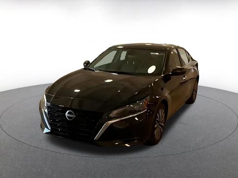 Used 2025 Nissan Altima 2.5 SV FWD image 3