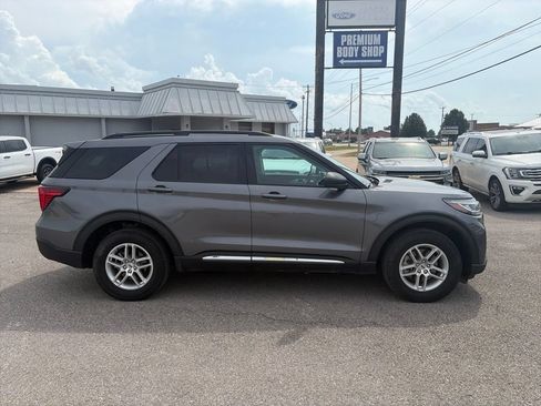 Used 2025 Ford Explorer Active AWD/4WD image 7
