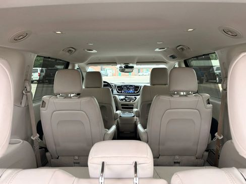 Used 2021 Chrysler Pacifica Touring-L FWD image 36