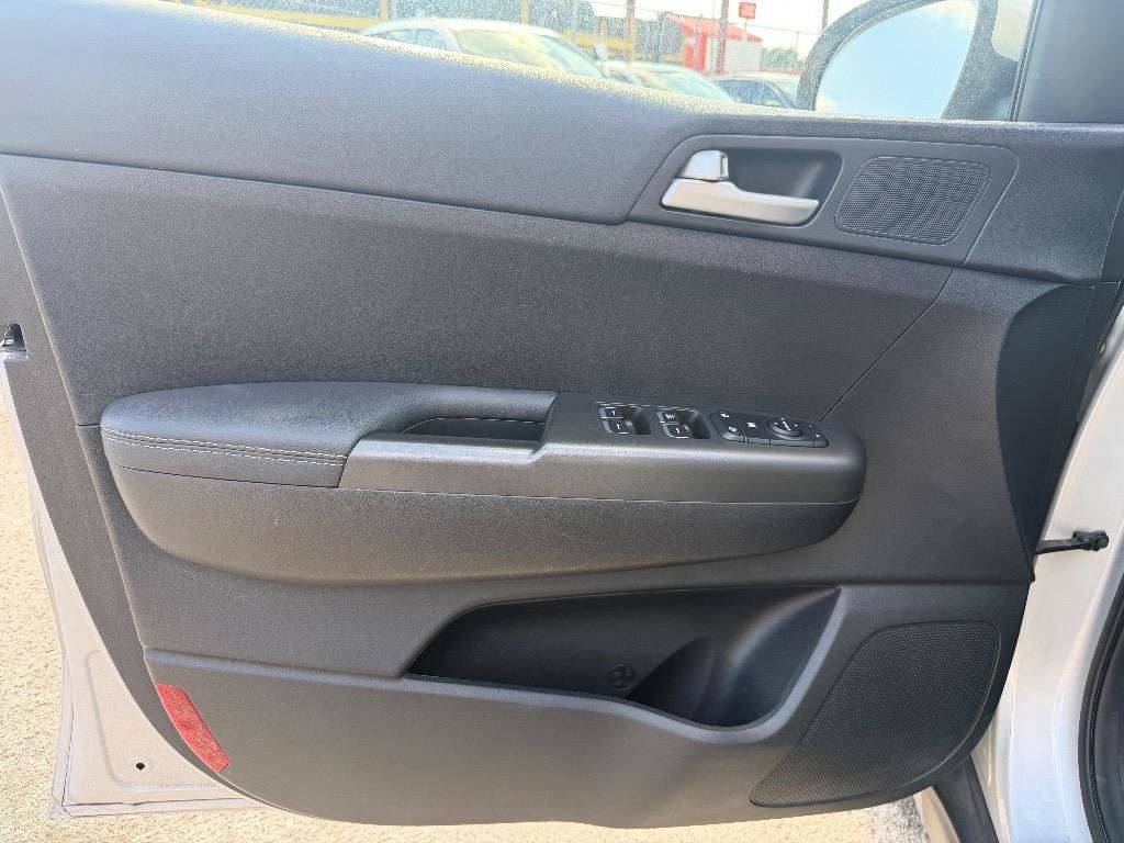 Used 2019 Kia Sportage LX FWD image 11