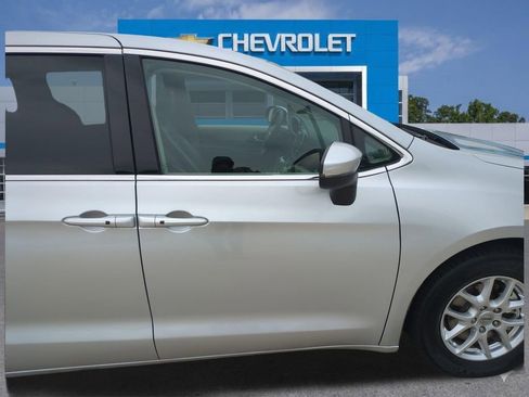 Used 2023 Chrysler Pacifica Touring-L FWD image 34