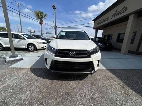 Used 2019 Toyota Highlander SE FWD image 4
