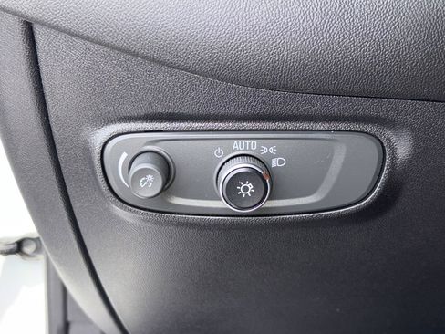 Used 2019 Chevrolet Equinox LT w/ Driver Convenience Package FWD image 24