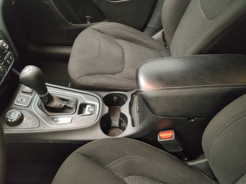 Used 2020 Jeep Cherokee Latitude AWD/4WD image 26