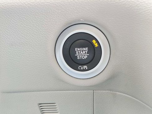 Used 2024 Chrysler Pacifica Touring-L image 35