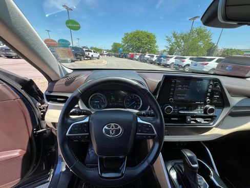 Used 2021 Toyota Highlander XLE AWD/4WD image 42