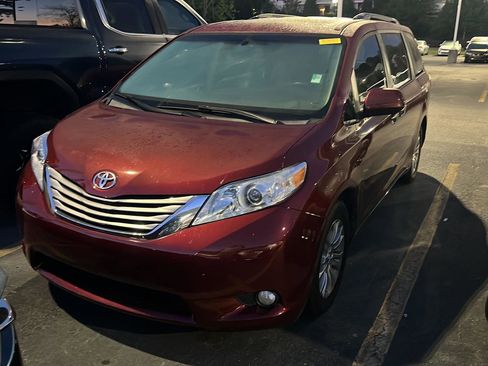 Used 2017 Toyota Sienna XLE w/ XLE Navigation Package image 2