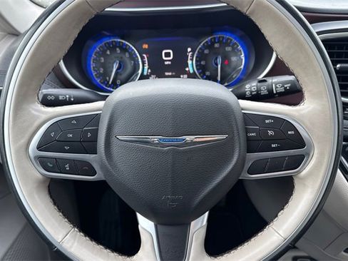 Used 2020 Chrysler Pacifica Limited image 30