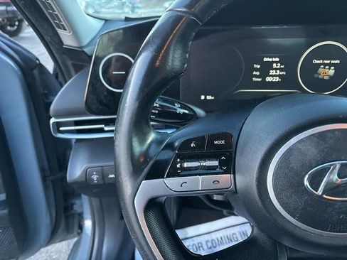 Used 2022 Hyundai Elantra Limited image 18