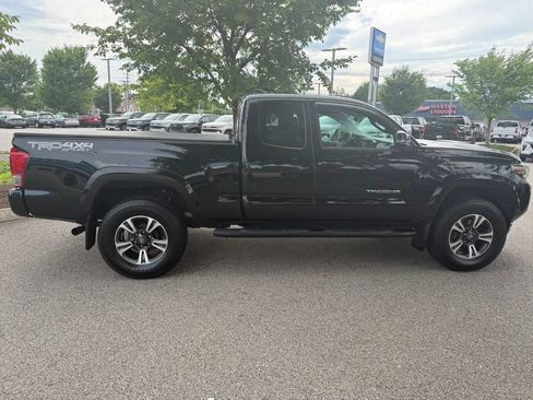 Used 2017 Toyota Tacoma TRD Sport w/ Tow Package (A/T) AWD/4WD image 5
